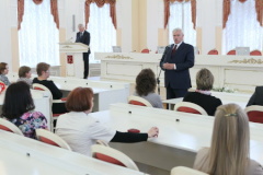 4 семьям Кировского района торжественно вручены ордера на квартиры