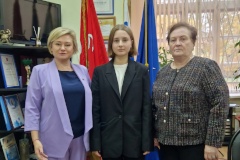 Ученица 421 школы Елизавета Гордеева стала победителем II Всероссийского конкурса «Молодые стратеги России», получила стажировку в местных органах власти и планирует направить свои силы на развитие Стрельны