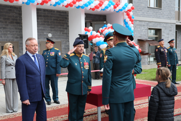 Передача военнослужащим Росгвардии ключей от квартир в новом жилом доме
