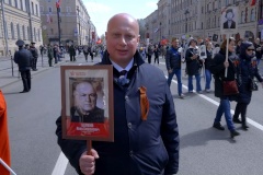 Врио главы администрации района Михаил Асташкевич прошёл по Невскому проспекту в колонне Бессмертного полка