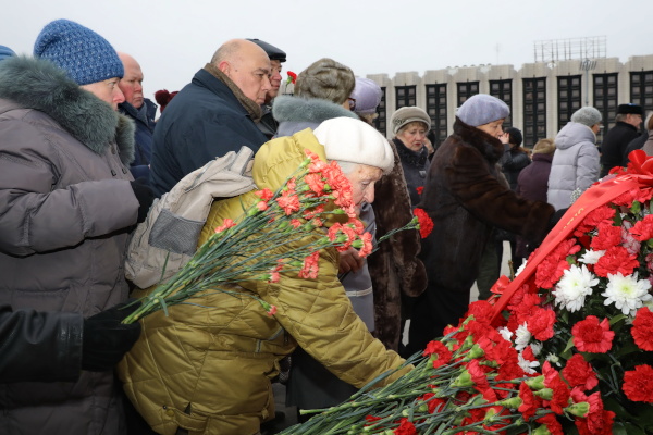 На площади Победы прошла торжественно-траурная церемония