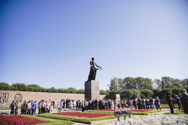 Возложение цветов к монументу «Мать-Родина» на Пискарёвском мемориальном кладбище