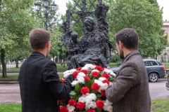 К скульптурной композиции «Блокадному учителю» молодые педагоги возложили цветы