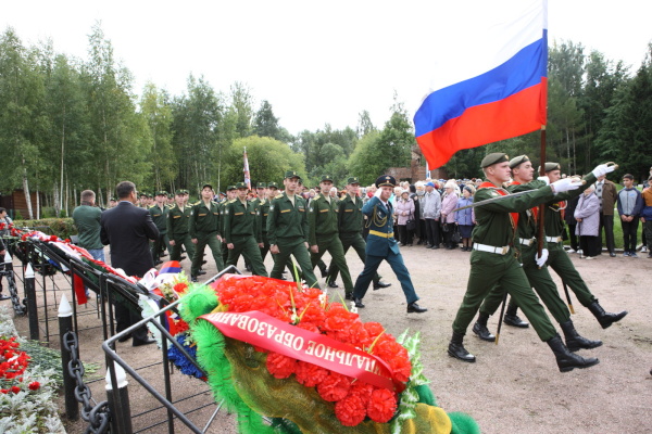 На "Малой Пискаревке" вспоминали жертв блокады Ленинграда
