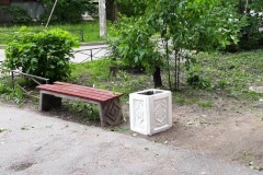 Размещение урн у парадных многоквартирных домов Кировского района