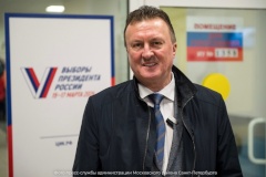 Владимир Ушаков проголосовал на одном из участков Московского района