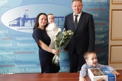 Глава администрации вручил многодетной семье Калининского района документы на квартиру