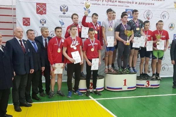 Курсанты с лёгкостью поднимают гири