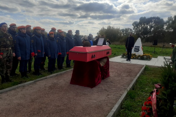 На Старо-Пановском кладбище прошла торжественно-траурная церемония захоронения останков погибших защитников Отечества