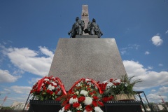 В День памяти и скорби к Монументу героическим защитникам Ленинграда возложили цветы