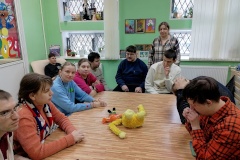 На отделении дневного пребывания для инвалидов трудоспособного возраста ЦСРИиДИ Пушкинского района прошла музыкально-литературную гостиную «Мир принадлежит счастливым людям»