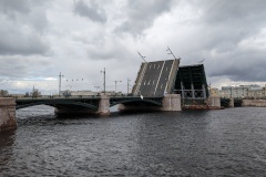 На Биржевом мосту завершается демонтаж временных опор