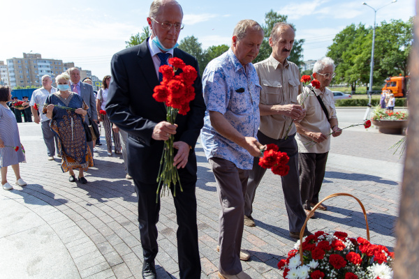 На площади Воинской Славы в Красном Селе прошла торжественно-траурная церемония, посвящённая Дню памяти и скорби