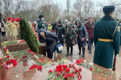 В Московском парке Победы возложили цветы к памятным знакам