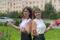 Сестры-двойняшки из 254-й школы Кировского района стали золотыми медалистками