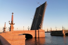 Сегодня начинаются первые технологические разводки петербургских мостов