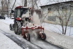Во Фрунзенском районе продолжается уборка снега внутри дворов