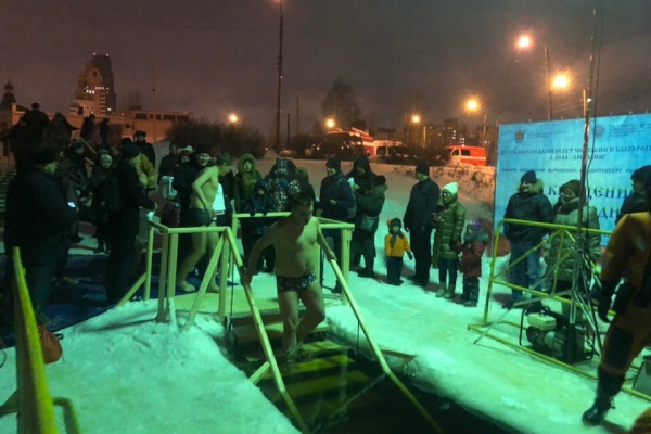 Во Фрунзенском районе прошли Крещенские купания