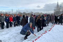Мемориал "Журавли" на Дальневосточном проспекте вновь стал местом, где сегодня почтили память неизвестных солдат.