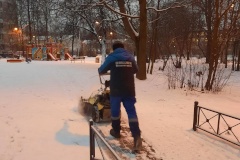 Уборка снега в Московском районе началась с утра