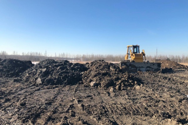 На несанкционированной свалке изъяты грузовики и бульдозер