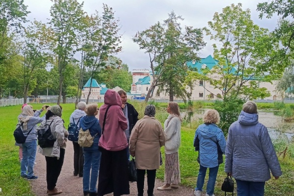 «Сладкие дни лета»: экскурсия по храмам Пушкинского района объединила историю и традиции