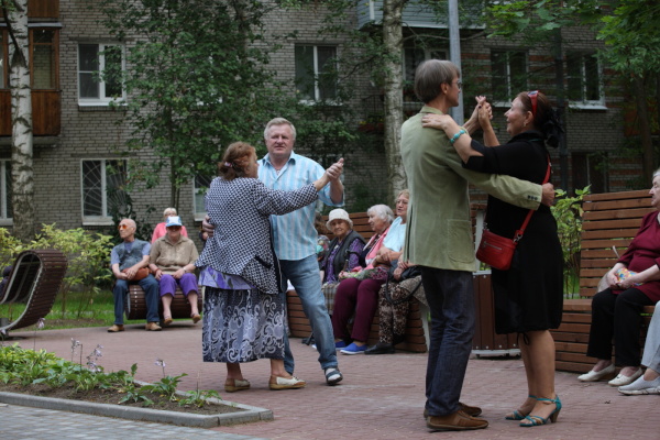 Обновленный двор открыл танцевальный вечер «по-соседски»