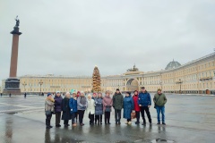 В преддверии Нового года для граждан элегантного возраста, получающих услуги КСЦОН Пушкинского района, прошла экскурсия по праздничному городу и его главным площадям - «Новогодний Санкт‑Петербург и главные площади города»