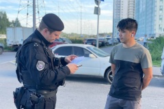 Сотрудники правоохранительных органов проводят рейд на территории Новой Охты и Цветного города
