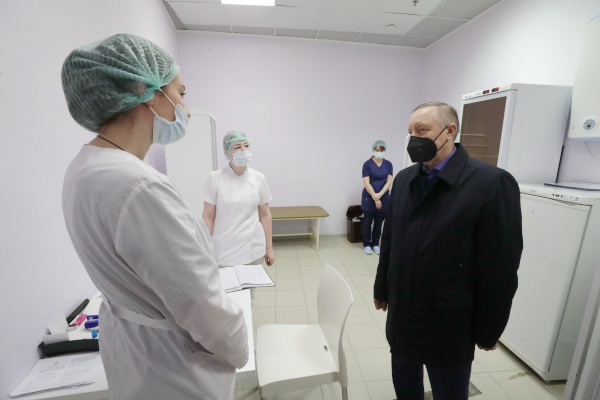Александр Белов посетил пункты вакцинации, расположенные в торговых комплексах
