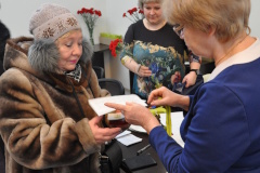Вручение памятных знаков «В честь 75-летия полного освобождения Ленинграда от фашистской блокады»