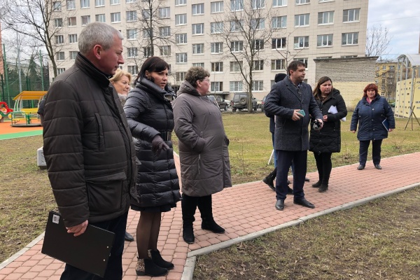 Администрация района проверила уборку квартала у Парка Победы