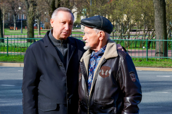 В саду Смольного посадили дубы в память о сотрудниках органов власти, погибших в годы Великой Отечественной войны