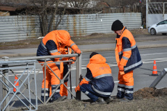 В Кировском районе выполняются работы по восстановлению пешеходных дорожных ограждений