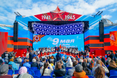 На Дворцовой площади дан большой праздничный концерт