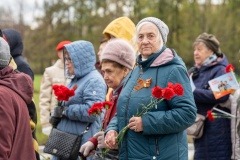 Почти три тысячи человек приняли участие в торжественно-траурной церемонии возложения венков и цветов на Пискарёвском мемориальном кладбище в Красногвардейском районе