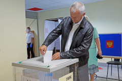 Глава администрации Приморского района принял участие в голосовании по поправкам в Конституцию