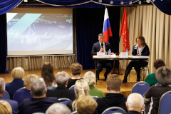 Глава района Александр Якушев встретился с жителями Ломоносова