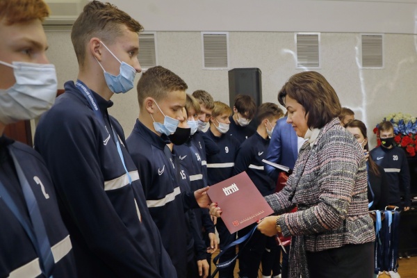 Воспитанников спортивных школ района наградили за успехи в 2021 году