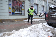 Сотрудники Комитета по вопросам законности убирают 10 улиц в центре города