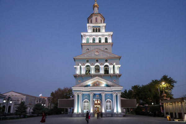 Александр Беглов посетил Кафедральный собор Успения Божией Матери в Ташкенте