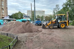 Выполняются работы по ремонту щебеночно-набивного покрытия территории, прилегающей к скверу Блокадников