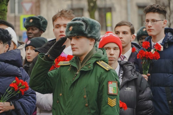 Петербуржцы отметили День Ленинградской Победы