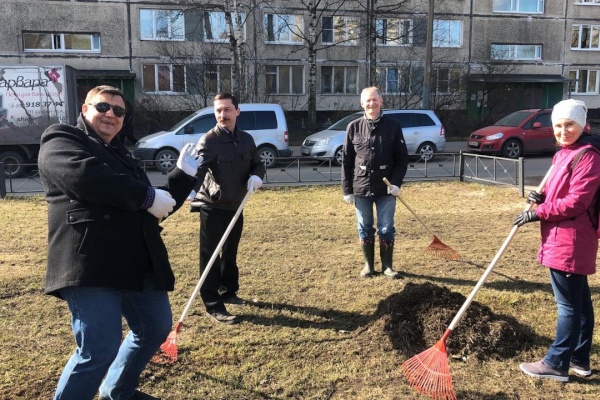 Уборка территории ведется в скверах по улице Турку и Софийской