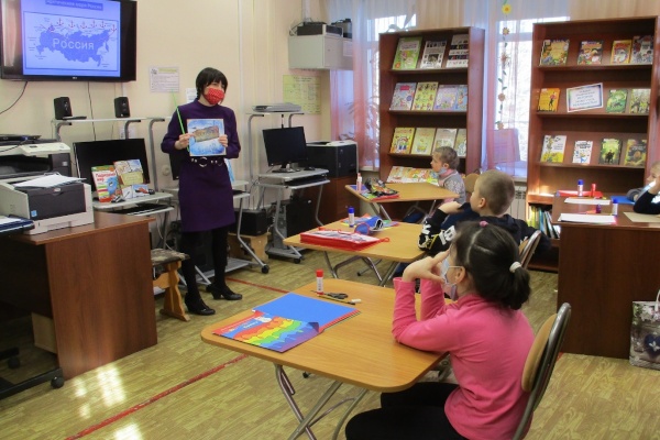 В библиотеке № 7 в рамках Недели детской книги было проведено два мастер-класса «Разноцветная Арктика»