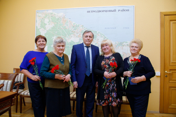 Пять жительниц Петродворцового района удостоились правительственной награды