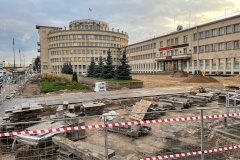 На площади у исторического здания районной администрации начались работы