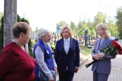 В День солидарности в борьбе с терроризмом вице-губернатор Наталья Чечина возложила цветы к памятнику «Сложенные крылья»