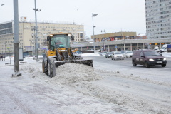 Уборка снега в Московском районе продолжается