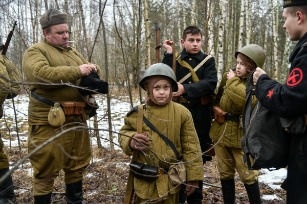 На Кронштадтском аэродроме "Бычье поле" прошла реконструкция боя "Освобождение Ленинграда" при участии военно-исторического клуба "Ладога"